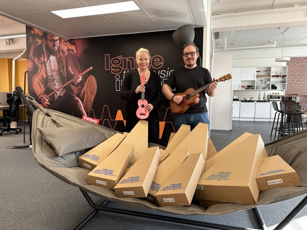 Musopia donating ukuleles to the Children's Hospital Initiative.